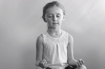Crianças do jardim de infância falam sobre meditação no filme “Apenas Respire”