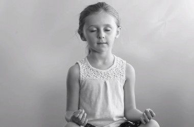 Crianças do jardim de infância falam sobre meditação no filme “Apenas Respire”