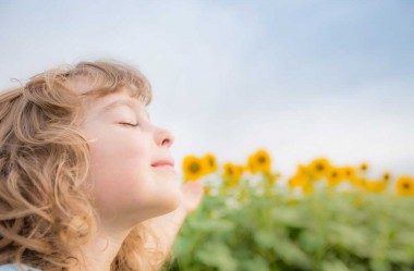 A Música ajuda a criança a entrar na quietude da Yoga
