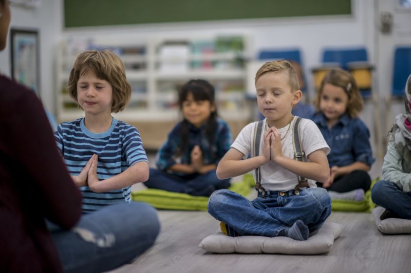 Meditação é adotada em escolas e beneficia crianças e jovens