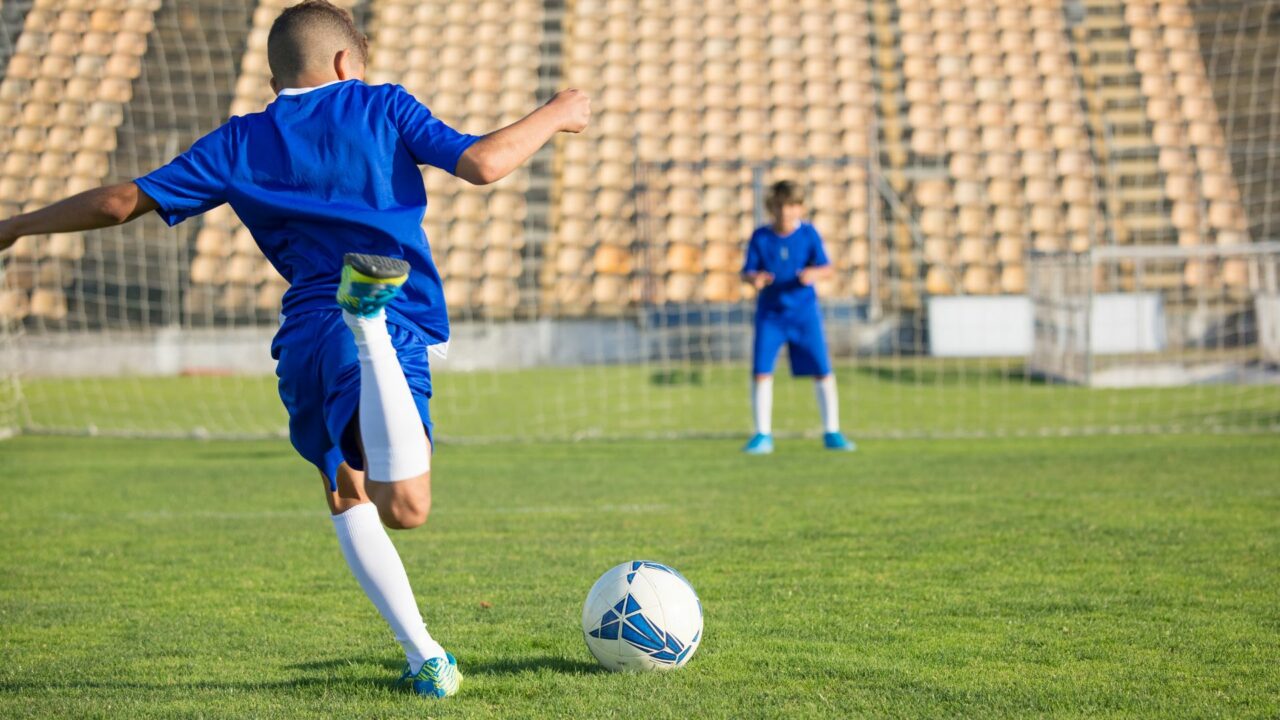 Como a yoga pode ajudar a marcar um gol na vida das crianças!